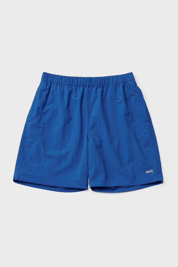 로얄블루 컬러의 Breeze easy 쇼츠는 시원한 여름을 위한 완벽한 선택입니다. 넉넉한 루즈핏에 얇고 바스락거리는 나일론 소재로 제작되어 편안한 착용감을 선사합니다. 밴딩 허리와 메쉬 안감 처리로 활동성을 높였으며, 납작 스트링 디테일, 호랑이 고무 와펜 장식, 후면 톤온톤 자수가 스포티하면서도 빈티지한 스타일을 더합니다. 스포츠 활동은 물론, 일상 캐주얼룩과 여행룩까지 폭넓게 활용할 수 있는 아이템입니다.
