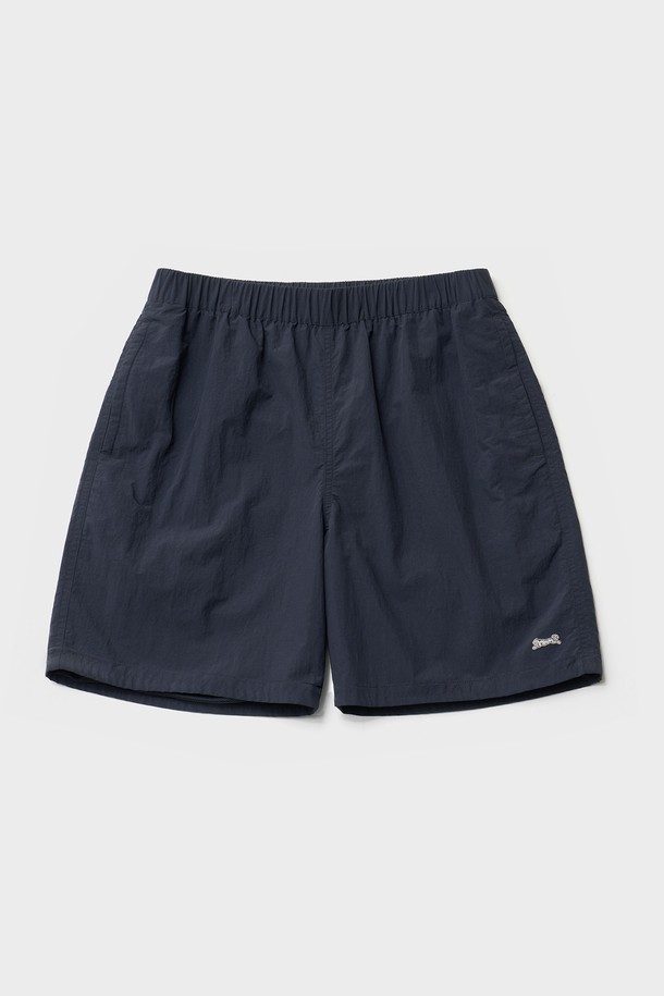 Breeze easy shorts (네이비)는 남성용 트랙 쇼츠입니다. 네이비 컬러의 숏 기장으로, 여름철 스포츠 활동과 일상복으로 활용하기 좋습니다. 얇고 바스락거리는 나일론 소재에 메쉬 안감을 더해 통기성을 높였으며, 여유로운 핏으로 편안하게 착용할 수 있습니다. 밴딩 허리, 납작 스트링, 호랑이 고무 와펜, 후면 톤온톤 자수 디테일이 돋보이며, 스포티, 캐주얼, 미니멀 스타일을 연출하기 좋습니다. 러닝룩, 휴가룩, 여름 바캉스룩에 매치하여 시원하고 스타일리시한 여름을 보내세요.
