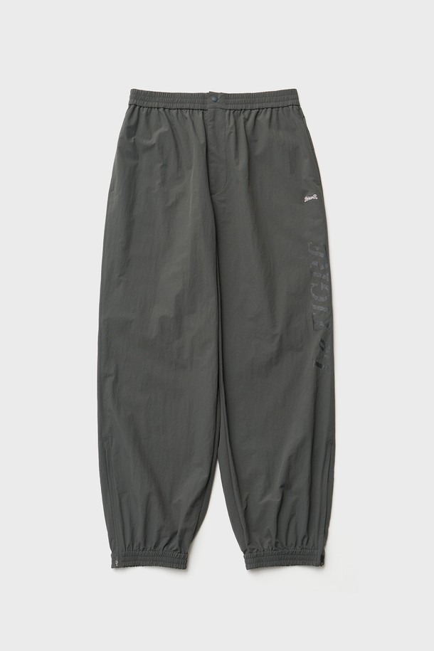 미니멀하고 스포티한 스타일의 Breeze 트레이닝 팬츠 (카키 그레이)입니다. 봄 시즌에 어울리는 릴랙스 핏 조거 스타일로, 일상과 스포츠 활동 모두에 적합합니다. 통기성이 뛰어난 메쉬 안감과 바스락거리는 나일론 소재로 제작되어 편안한 착용감을 제공합니다. 밑단 지퍼와 뒷포켓 지퍼, 레터링 투명 프린트, YKK 지퍼를 사용하여 디테일을 더했습니다. 동네 마실룩, 산책룩, 피트니스룩 등 다양한 TPO에 활용할 수 있습니다.
