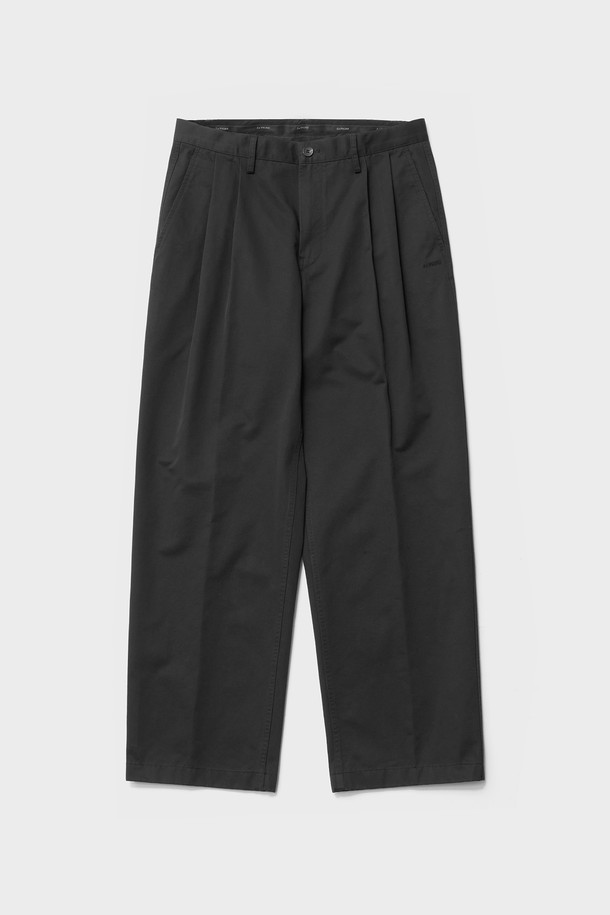 세련된 남성용 클래식 치노 팬츠(블랙)입니다. 데일리룩과 비즈니스 캐주얼에 모두 활용하기 좋은 베이직한 디자인으로, 봄, 여름 시즌에 적합합니다. 면 소재로 제작되어 탄탄한 촉감을 선사하며, 세미 벌룬 핏으로 편안하면서도 멋스러운 실루엣을 연출합니다. 투턱 디테일과 바이오 워싱 가공으로 고급스러움을 더했으며, YKK 지퍼와 브랜드 로고 각인 단추, 로고 레터링 프린트로 섬세한 디테일을 살렸습니다. 클래식, 미니멀, 캐주얼 스타일을 즐겨 입는 남성에게 추천합니다.
