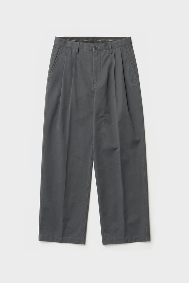 그래파이트 컬러의 클래식 치노 팬츠입니다. 데일리룩에 활용하기 좋은 베이직한 디자인으로, 봄, 여름 시즌에 적합합니다. 면 소재로 제작되어 탄탄한 촉감을 자랑하며, 세미 벌룬 핏으로 편안하면서도 스타일리시합니다. 투턱 디테일과 바이오워싱 가공으로 고급스러움을 더했으며, YKK 지퍼와 브랜드 로고 레터링, 포켓 자수 디테일로 완성도를 높였습니다. 카페룩, 쇼핑룩 등 다양한 TPO에 미니멀하고 캐주얼하게 연출해보세요.
