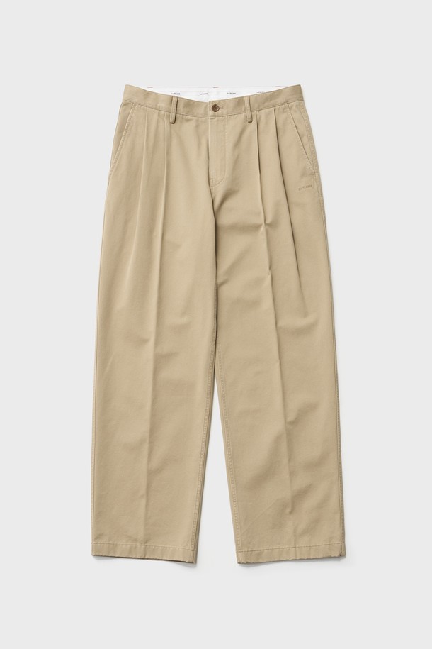 클래식 치노 팬츠 (라이트 카키)는 남성분들을 위한 베이직하고 세련된 디자인의 치노 팬츠입니다. 봄, 여름 시즌에 적합하며, 출근룩과 비즈니스 캐주얼 스타일에 잘 어울립니다. 넉넉한 루즈핏의 세미 벌룬 핏으로 편안함과 스타일리시함을 동시에 잡았습니다. 면 소재에 투 턱 디테일을 더해 클래식한 무드를 강조했으며, 바이오 워싱 처리로 부드러운 촉감을 선사합니다. YKK 지퍼, 브랜드 로고 각인 단추, 로고 레터링 프린트 등의 섬세한 디테일이 돋보이는 제품입니다.
