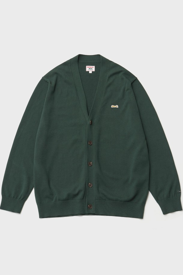 'Classic V-neck cardigan (Forest)'는 포레스트 그린 컬러의 남녀 공용 브이넥 가디건입니다. 면 100% 원사를 사용하여 부드러운 촉감을 느낄 수 있으며, 봄, 가을에 착용하기 좋습니다. 스탠다드핏으로 제작되었으며, 소매와 밑단 립조직 마감, 가슴 자수 와펜 디테일, 소맷단 포인트 라벨, 레터링 로고 각인 단추 등 섬세한 디테일이 돋보입니다. 클래식, 미니멀, 캐주얼 스타일을 즐기는 분들께 데이트룩, 카페룩, 가을 나들이룩으로 추천합니다.
