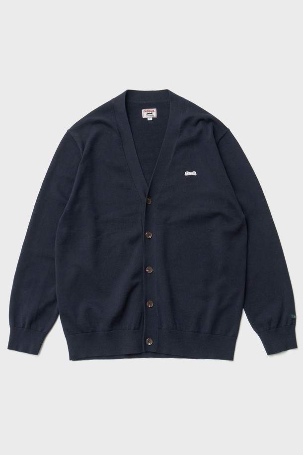 네이비 컬러의 클래식 V넥 가디건입니다. 면 100% 원사를 사용하여 부드러운 촉감을 선사하며, 봄 시즌 데이트룩과 카페룩에 잘 어울립니다. 스탠다드 핏으로 제작되었으며, 소매와 밑단 립조직 마감으로 깔끔함을 더했습니다. 가슴 자수 와펜 디테일과 소맷단 포인트 라벨, 르티그레 레터링 로고 단추가 특징입니다. 베이직하면서도 미니멀한 스타일을 연출하기 좋습니다.
