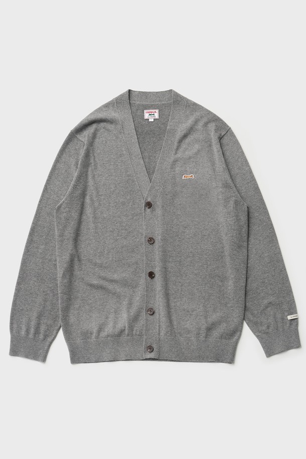 헤더 그레이 색상의 클래식 브이넥 가디건은 남성분들을 위한 베이직하고 클래식한 디자인입니다. 면 100%의 부드러운 촉감과 중간 두께감으로 봄, 가을에 활용하기 좋습니다. 12GG 조직으로 제작되었으며, 가슴 자수 와펜과 소맷단 포인트 라벨이 돋보입니다. 르티그레 레터링 로고 단추를 사용하여 디테일을 더했으며, 스탠다드핏으로 제작되어 데이트룩, 카페룩 등 다양한 스타일에 매치하기 좋습니다.
