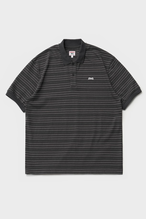 차콜 컬러의 멀티 스트라이프 폴로 티셔츠입니다. 면 소재로 제작되어 봄, 여름 시즌에 시원하고 쾌적하게 착용 가능합니다. 세미 루즈핏으로 편안함을 더하며, 캐주얼, 베이직 스타일을 연출하기 좋습니다. 헤링본 테이프 마감, 가슴 로고 자수 와펜, 르티그레 레터링 로고 단추 디테일이 특징입니다. 데이트룩, 카페룩 등 다양한 TPO에 활용할 수 있으며, 캐주얼, 클래식, 미니멀 스타일을 즐겨 입는 남성분들께 추천합니다. 반소매 기장에 적당한 두께감으로, 일상생활에서 폭넓게 활용할 수 있습니다.
