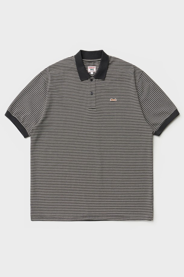 **Multi-stripe 폴로 티셔츠(블랙)**는 남성용 상의로, 데일리룩에 활용하기 좋은 아이템입니다. 봄, 여름 시즌에 적합하며, 캐주얼 및 베이직 스타일을 연출할 수 있습니다. 세미 루즈핏의 레귤러 기장으로 편안하게 착용 가능하며, 블랙 컬러 바탕에 스트라이프 패턴이 돋보입니다. 면 소재로 제작되어 탄탄한 촉감을 선사하며, 헤링본 테이프 마감과 가슴 로고 자수 와펜, 르티그레 레터링 로고 단추로 포인트를 더했습니다. 산책룩, 카페룩과 같은 TPO에 잘 어울리며, 캐주얼, 클래식, 미니멀 스타일을 선호하는 분들께 추천합니다.
