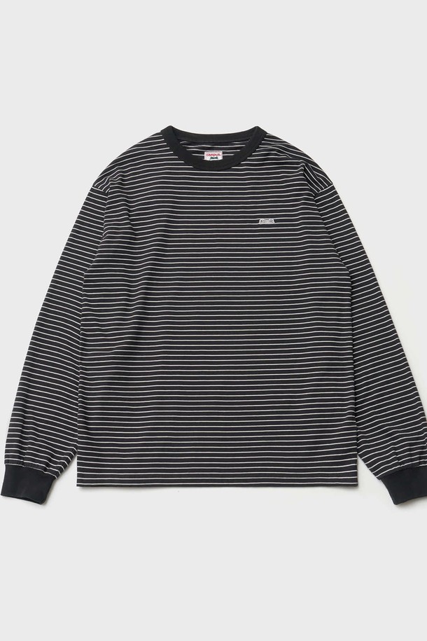 블랙 컬러의 스트라이프 긴소매 티셔츠입니다. 부드러운 면 100% 소재로 제작되어 편안한 착용감을 제공하며, 사계절 내내 활용 가능한 실용적인 아이템입니다. 루즈 핏으로 캐주얼한 스타일을 연출하며, 손목 시보리와 가슴 자수 와펜, 소맷단 직자수 디테일로 포인트를 더했습니다. 라운드넥 디자인으로 다양한 스타일과 레이어드하여 연출하기 좋습니다. 데일리룩, 미니멀룩에 활용하기 좋은 기본 아이템입니다.
