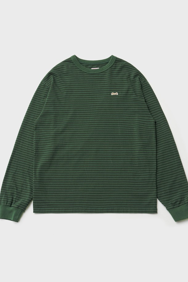 Kelly Green 컬러의 스트라이프 긴팔 티셔츠입니다. 부드러운 면 소재로 제작되어 편안한 착용감을 선사하며, 루즈핏으로 캐주얼한 스타일을 연출합니다. 라운드넥 디자인에 가슴 자수 와펜과 소맷단 직자수, 손목 시보리 디테일이 돋보입니다. 봄, 여름, 가을, 겨울 사계절 모두 활용 가능하며, 동네 마실룩, 카페룩 등 다양한 TPO에 맞춰 미니멀, 클래식 스타일을 완성해보세요. 남성 고객을 위한 데일리 아이템으로 추천합니다.
