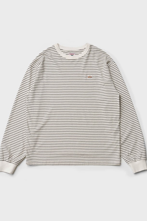 오프 화이트 컬러의 스트라이프 긴팔 티셔츠입니다. 면 소재로 제작되어 부드러운 촉감을 자랑하며, 레귤러핏으로 편안하게 착용할 수 있습니다. 라운드넥 디자인에 손목 시보리 마감, 가슴 자수 와펜, 소맷단 직자수 디테일이 돋보입니다. 일상, 동네 마실, 여행 등 다양한 TPO에 캐주얼하고 미니멀한 스타일로 활용하기 좋습니다. 레이어드하여 더욱 다채로운 스타일을 연출할 수 있습니다.
