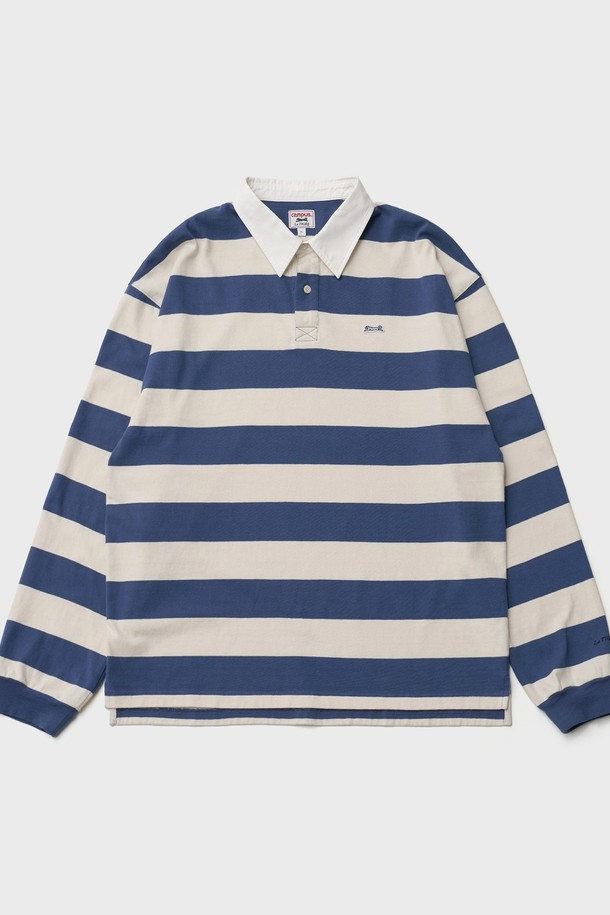 에크루-블루 컬러의 럭비 스트라이프 긴소매 티셔츠입니다. 부드러운 면 소재로 제작되었으며, 레귤러 핏과 적당한 두께감으로 편안하게 착용할 수 있습니다. 차이나칼라 디자인에 우븐 카라, 가슴 자수 와펜, 소맷단 직자수, 밑단 트임, 헤링본테잎 디테일, 르티그레 로고 단추 등 레트로 무드를 더하는 섬세한 디테일이 돋보입니다. 캐주얼, 클래식 스타일을 즐기는 남성분들께 데이트룩, 카페룩으로 추천합니다. 봄 시즌에 활용하기 좋은 아이템입니다.
