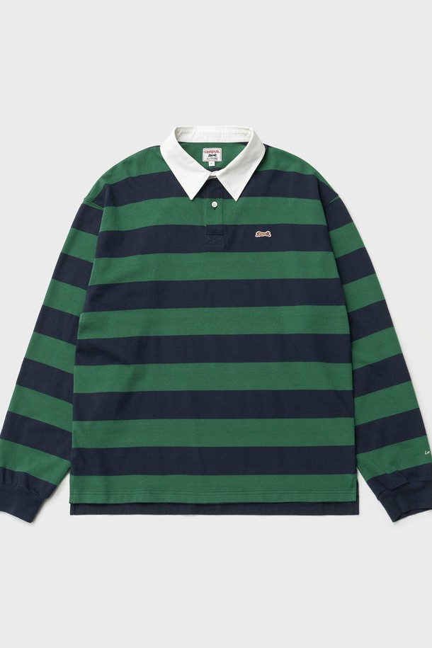 네이비-그린 컬러 배색의 럭비 스트라이프 긴소매 티셔츠입니다. 면 소재로 제작되어 부드러운 촉감을 선사하며, 적당한 두께감으로 간절기부터 봄까지 활용하기 좋습니다. 캐주얼, 레트로 스타일을 연출하며, 우븐 카라와 가슴 자수 와펜, 소맷단 직자수 디테일로 포인트를 더했습니다. 밑단 트임과 헤링본테잎 마감, 로고 각인 단추 등 섬세한 마감 처리가 돋보입니다. 일상, 동네 마실룩, 봄 소풍룩에 잘 어울리는 아이템입니다.
