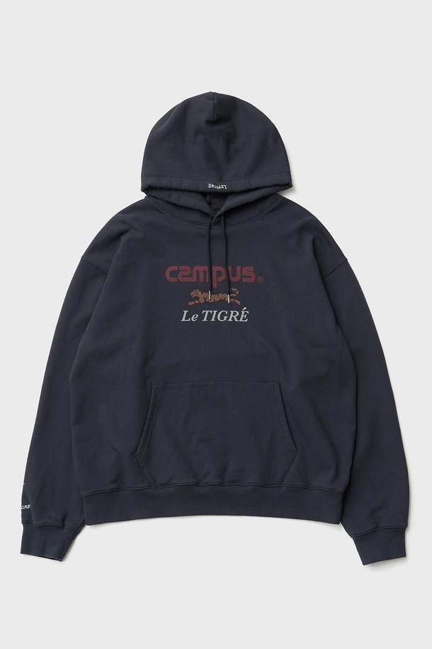 네이비 컬러의 Campus 후디 풀오버입니다. CP쭈리 소재를 사용하여 부드러운 촉감을 선사하며, 텐타/워싱 덤블 가공으로 변형을 최소화했습니다. 로고와 프린트 디자인이 돋보이며, 안료 프린팅과 로고 직자수로 포인트를 더했습니다. 헤링본 테이프 마감과 갈라상봉 스티치로 퀄리티를 높였으며, 루즈핏으로 편안한 착용감을 제공합니다. 봄, 가을, 겨울 일상, 집콕룩, 겨울 데일리룩, 산책룩, 캐주얼 및 스트리트 스타일을 연출하기 좋습니다.
