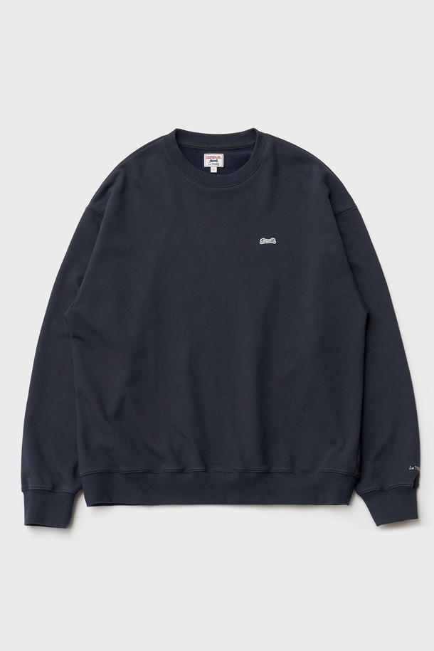 클래식 아플리케 스웨트셔츠(네이비)는 남성용으로, 캐주얼, 미니멀, 클래식 스타일을 추구하는 분들께 적합합니다. 부드러운 면 소재로 제작되어 편안한 착용감을 선사하며, 두꺼운 두께감으로 겨울철 데일리룩에 따뜻함을 더합니다. 루즈핏 라운드넥 디자인과 긴 소매 기장으로 편안함을 강조했으며, 아플리케 디테일과 자수 와펜, 헤링본 테이프 마감, 갈라상봉 스티치가 특징입니다. 네이비 컬러에 로고와 레터링 패턴이 돋보이는 베이직한 스웨트셔츠입니다.
