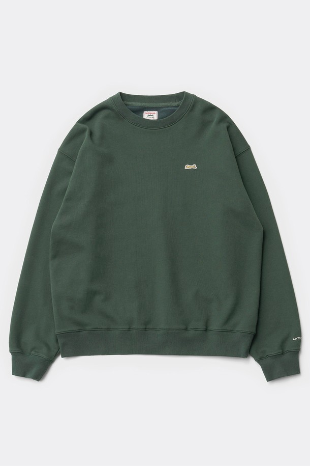 클래식 아플리케 스웨트셔츠 (포레스트 그린)는 포근하고 부드러운 면 소재로 제작되어 봄, 가을, 겨울 시즌에 활용하기 좋습니다. 넉넉한 루즈핏에 라운드넥 디자인으로 편안한 착용감을 선사하며, 두꺼운 두께감으로 따뜻함을 더했습니다. 가슴 자수 와펜, 소매 직자수, 후면 레터링 아플리케 디테일이 돋보이며, 헤링본 테이프 마감으로 고급스러움을 더했습니다. 데일리룩, 집콕 패션 등 캐주얼하고 미니멀한 스타일을 연출하기 좋은 아이템입니다.
