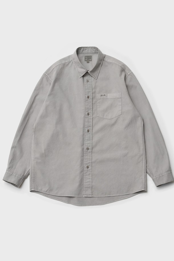 옥스포드 오버다잉 셔츠 (더스티 그레이)는 남성용 셔츠로, 빈티지하면서도 베이직한 스타일을 연출합니다. 차이나칼라에 레귤러 기장으로 제작되었으며, 사계절 내내 활용 가능한 중간 두께감의 면 소재입니다. 가먼트 다잉 처리로 은은한 컬러감을 살렸으며, 가슴 포켓과 브랜드 로고 자수, 로고 각인 버튼이 디자인의 포인트입니다. 출근룩이나 비즈니스 캐주얼, 클래식, 미니멀, 캐주얼 스타일 모두 소화 가능하여 활용도가 높습니다. 긴 소매의 베이직핏 셔츠로, 데일리하게 착용하기 좋습니다.
