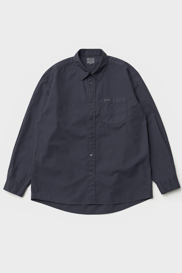 옥스포드 오버다잉 셔츠 (인디고)는 남성용 셔츠로, 베이직하고 빈티지한 스타일을 연출합니다. 40수 옥스포드 면 원단에 가먼트 다잉 처리를 하여 자연스러운 색감과 부드러운 촉감을 제공합니다. 차이나 칼라, 베이직 핏, 긴 소매 기장으로 제작되었으며, 비즈니스 캐주얼 및 출근룩에 잘 어울립니다. 가슴 포켓의 로고 자수와 로고 각인 단추가 디자인의 완성도를 높입니다. 클래식, 미니멀, 캐주얼 스타일에 모두 활용 가능한 사계절용 셔츠입니다.
