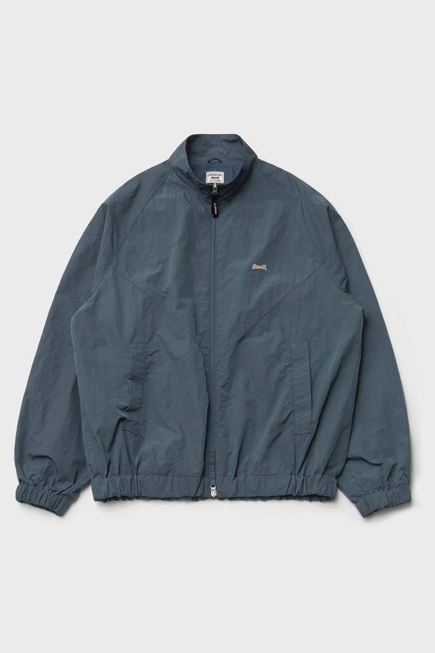 Flow (플로우) 윈드브레이커 재킷 (Pale Navy)은 남성용 아우터로, 일상 및 스포츠 활동에 적합합니다. 봄/가을 시즌에 어울리는 얇은 두께의 나일론 소재로 제작되었으며, 부드러운 촉감이 특징입니다. 스포티, 캐주얼, 미니멀 스타일을 연출하며, 오버핏으로 편안한 착용감을 제공합니다. 메쉬 안감, YKK 투웨이 지퍼, 호랑이 고무 와펜 디테일이 돋보이며, 통풍 기능을 갖춰 활동성을 높였습니다. 산책룩, 여행룩 등 다양한 TPO에 활용 가능한 네이비 컬러의 로고 패턴 윈드브레이커입니다.
