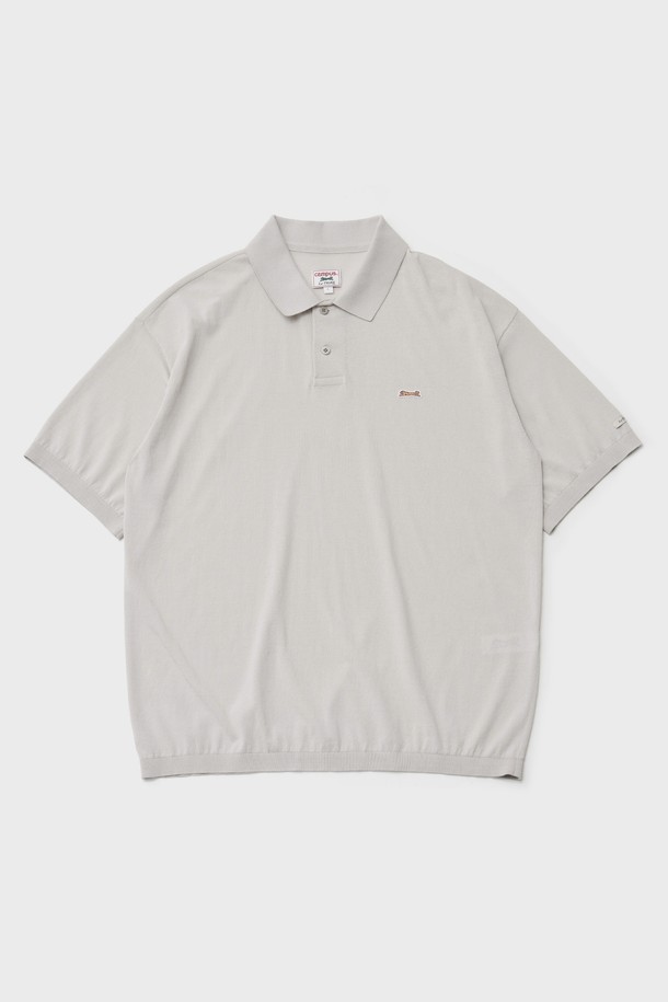 미드 그레이 컬러의 트로피컬 폴로 니트 풀오버입니다. 봄, 여름 시즌에 어울리는 얇은 두께의 면 혼방 소재로 제작되어 통기성이 우수하며, 부드러운 촉감을 선사합니다. 베이직하고 캐주얼한 스타일로 데이트룩, 카페룩 등 다양한 TPO에 활용하기 좋습니다. 반소매, 폴로 카라 디자인에 세미 루즈핏으로 편안한 착용감을 제공하며, 14GG / PLAIN 조직, 립조직 소매단과 밑단 디테일로 완성도를 높였습니다. 홍콩 공장에서 제작되었습니다.
