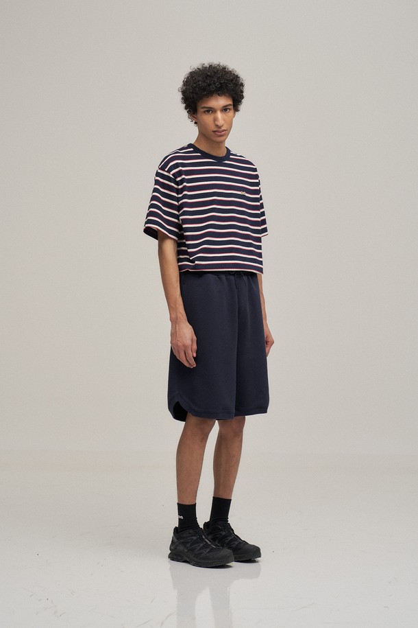 네이비 컬러의 클래식 스웻 쇼츠입니다. 부드러운 면 소재로 제작되어 편안한 착용감을 선사하며, 봄, 여름 시즌에 활용하기 좋습니다. 루즈핏과 오버핏으로 디자인되어 캐주얼하고 스포티한 스타일을 연출하며, 워싱 처리로 자연스러운 느낌을 더했습니다. 활동성을 높이는 사이드 슬릿 디테일이 돋보이며, 밴딩 처리된 허리 부분은 편안한 착용감을 제공합니다. 동네 마실룩, 여행룩, 집콕룩 등 다양한 TPO에 맞춰 미니멀하고 세련된 스타일을 완성해보세요.
