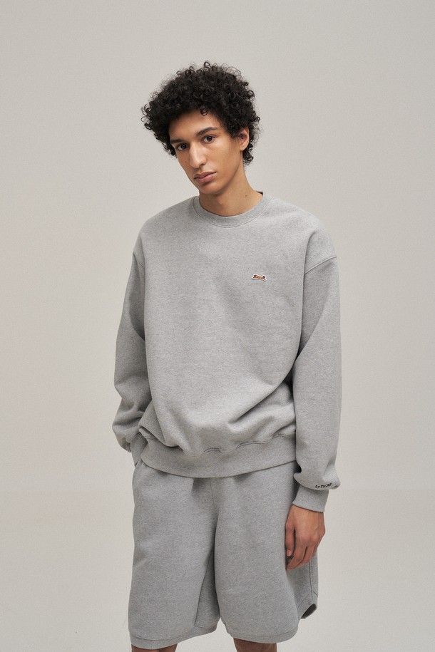 헤더 그레이 색상의 클래식 스웻 쇼츠입니다. 면 소재로 제작되어 부드러운 촉감을 선사하며, 중간 두께감으로 봄, 가을에 착용하기 좋습니다. 오버핏과 루즈핏으로 편안한 착용감을 제공하며, 밴딩 처리된 허리와 워싱 가공으로 자연스러운 멋을 더했습니다. 사이드 슬릿 디테일로 활동성을 높였으며, 캐주얼, 스포티, 미니멀 스타일을 연출하기에 적합합니다. Classic Applique sweatshirt와 함께 셋업으로 스타일리시하게 코디할 수 있습니다.
