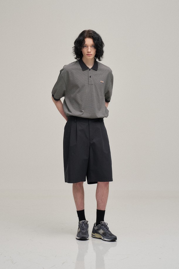 "Two Tuck Banded Shorts (Almost Black)"는 편안함과 스타일을 동시에 잡은 남성용 반바지입니다. 부드러운 촉감의 소재로 제작되어 여름철에도 시원하게 착용 가능하며, 루즈핏 와이드 실루엣으로 트렌디한 핏을 연출합니다. 투턱 디자인과 허리 밴딩 디테일로 편안한 착용감을 제공하며, YKK 지퍼를 사용하여 내구성을 높였습니다. 워싱 처리된 무지 블랙 컬러로 캐주얼, 미니멀, 클래식 등 다양한 스타일을 소화할 수 있으며, 동네 마실룩, 휴가룩, 바캉스룩에 제격입니다.
