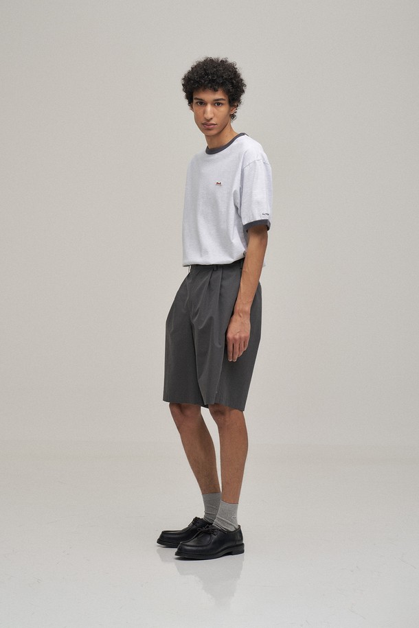 그래파이트 컬러의 투턱 밴딩 반바지입니다. 사각거리는 촉감의 여름용 남성 반바지로, 베이직하고 캐주얼한 스타일을 연출합니다. 와이드핏으로 편안함을 더했으며, YKK 지퍼와 워싱 처리를 통해 완성도를 높였습니다. 동네 마실룩이나 여행룩에 활용하기 좋으며, 캐주얼, 미니멀, 클래식 스타일을 즐기는 분들께 추천합니다.
