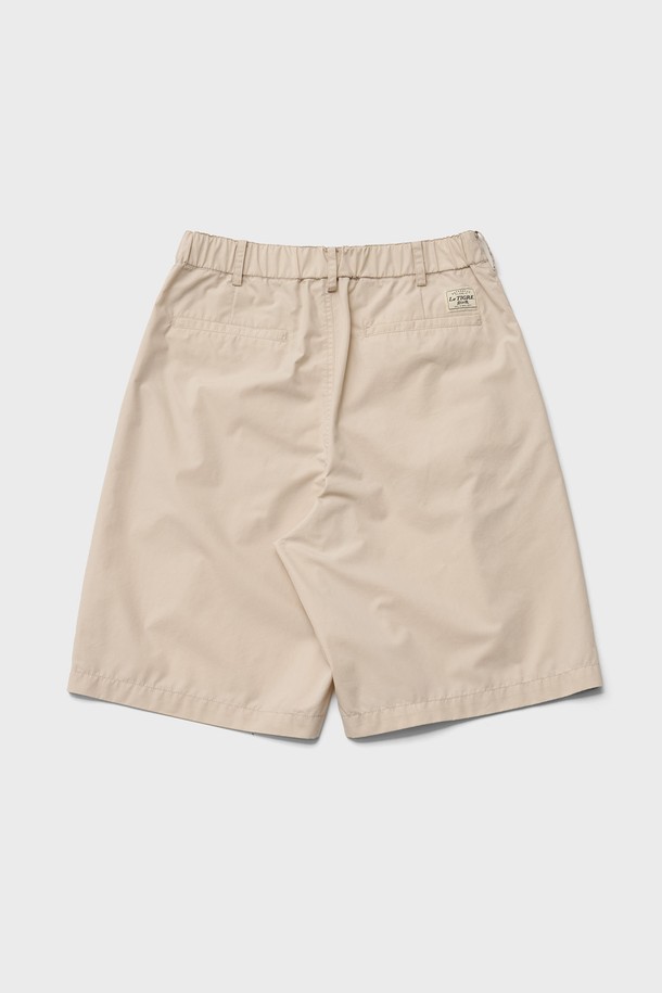 아몬드밀크 컬러의 투 턱 밴딩 쇼츠는 편안함과 스타일을 동시에 잡은 남성용 반바지입니다. 넉넉한 루즈핏 와이드 실루엣에 사각거리는 촉감의 소재로 시원하게 착용할 수 있습니다. YKK 지퍼와 워싱 처리, 투 턱 디자인으로 완성도를 높였으며, 일상, 휴가, 바캉스 등 다양한 TPO에 활용하기 좋습니다. 캐주얼, 미니멀, 클래식 스타일을 즐겨 입는 분들께 추천하는 여름철 필수 아이템입니다.
