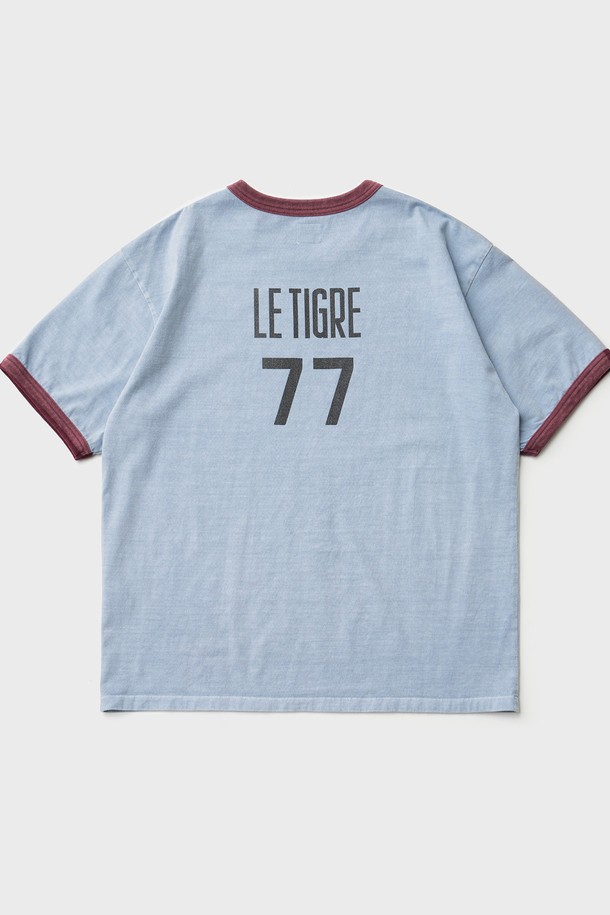 페이드 블루 컬러의 Campus 오버다잉 링거 티셔츠입니다. 16수 코튼 소재로 제작되어 탄탄한 촉감을 자랑하며, 스탠다드핏으로 편안하게 착용할 수 있습니다. 빈티지하고 캐주얼한 스타일을 연출하며, 봄, 여름 시즌 데일리룩에 활용하기 좋습니다. 가먼트 다잉 처리로 자연스러운 색감과 로고/프린트 패턴이 특징입니다. 동네 마실룩이나 여행룩에 매치하여 개성 있는 스타일을 완성해보세요.
