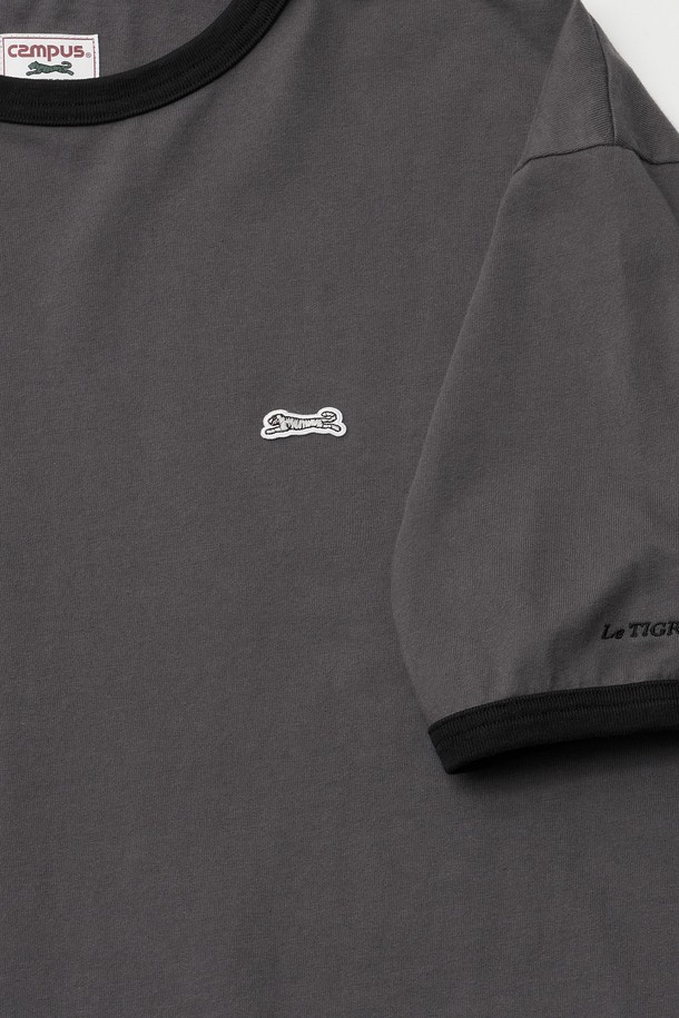 차콜 색상의 클래식 링거 티셔츠입니다. 16수 면 100% 소재로 제작되어 부드러운 촉감과 구김이 적은 것이 특징입니다. 스탠다드 핏의 라운드넥 반소매 디자인으로, 봄, 여름 일상에서 편안하게 착용하기 좋습니다. 베이직하고 빈티지한 스타일을 연출하며, 동네 마실룩이나 여행룩에 활용하기 좋습니다. 복원력이 좋아 변형 없이 오랫동안 즐겨 입을 수 있습니다.
