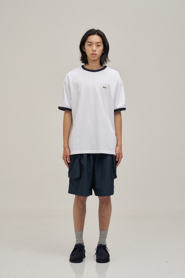 오프 화이트 색상의 클래식 링거 티셔츠입니다. 16수 코튼 100% 소재로 제작되어 부드러운 촉감과 편안한 착용감을 선사하며, 일상복으로 활용하기 좋습니다. 스탠다드핏에 레귤러 기장으로, 남녀 모두에게 잘 어울리는 디자인입니다. 구김이 적고, 세탁 후에도 복원력이 뛰어나며, 수축 및 변형 걱정 없이 오랫동안 즐겨 입을 수 있습니다. 캐주얼 및 미니멀 스타일을 선호하는 분들께 추천하며, 동네 마실룩이나 여행룩으로 활용하기 좋습니다.
