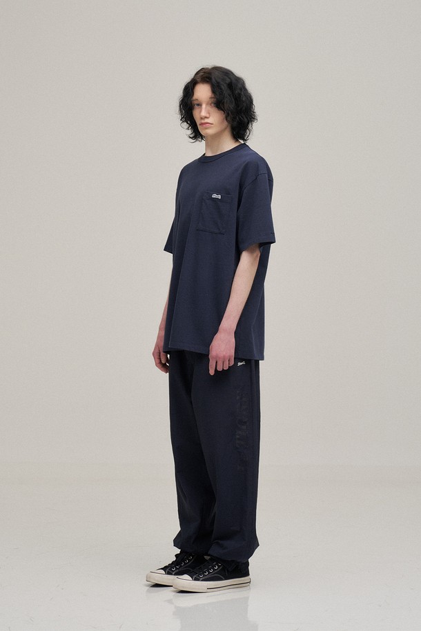 네이비 컬러의 클래식 포켓 티셔츠입니다. 면 소재로 제작되어 봄, 여름 시즌에 편안하게 착용하기 좋으며, 스탠다드핏과 라운드넥 디자인으로 베이직하고 캐주얼한 스타일을 연출합니다. 가볍게 동네 마실을 나가거나 카페에서 여유를 즐길 때 멋스럽게 코디할 수 있습니다. 심플한 무지 디자인에 포켓 디테일을 더해 미니멀하면서도 클래식한 무드를 더했습니다. 반소매 기장으로 활동성이 뛰어나 데일리룩으로 활용하기 좋습니다.
