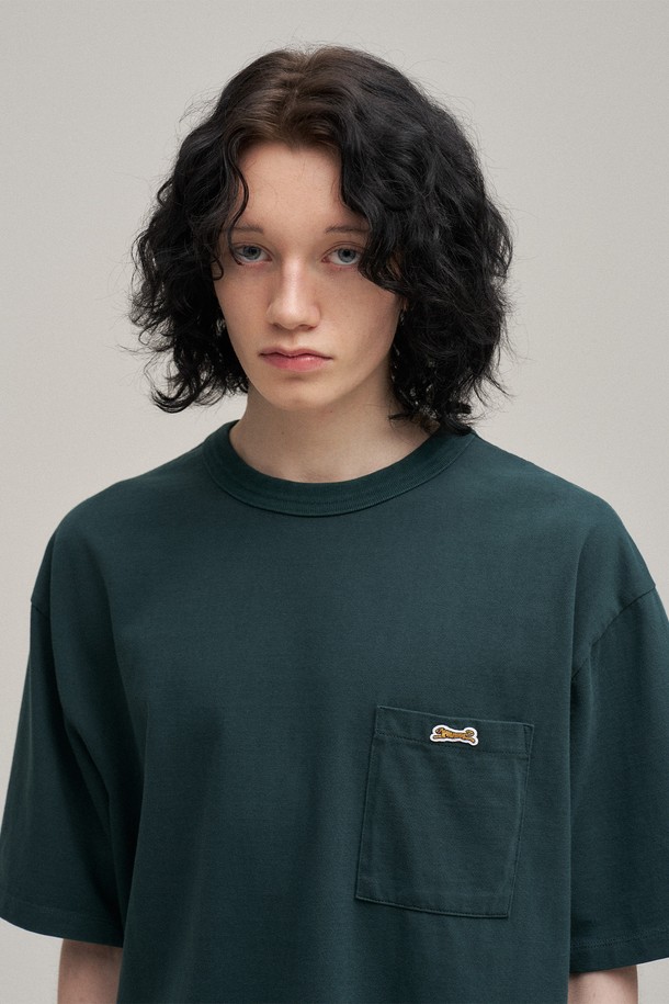 포레스트 컬러의 클래식 포켓 티셔츠입니다. 16수 코튼 100% 소재로 제작되어 부드러운 촉감과 편안한 착용감을 선사합니다. 구김이 적고 세탁 후 복원력이 뛰어나며, 수축이나 변형 없이 오랫동안 깔끔하게 유지됩니다. 스탠다드핏과 라운드넥 디자인으로 어떤 스타일에도 잘 어울리는 베이직하고 캐주얼한 아이템입니다. 톤온톤 포레스트 그린 컬러는 일상은 물론 동네 마실룩에도 자연스럽게 녹아듭니다.
