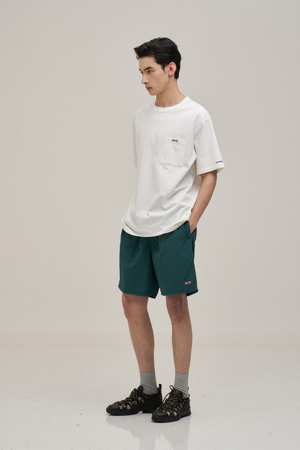 클래식 포켓 티셔츠 (오프 화이트)는 베이직하고 캐주얼한 스타일을 선호하는 남성 고객을 위한 데일리 티셔츠입니다. 부드러운 촉감의 16수 면 100% 소재로 제작되어 편안한 착용감을 제공하며, 봄, 여름 시즌에 적합합니다. 스탠다드핏 라운드넥 디자인에 무지 패턴으로 깔끔함을 더했으며, 포켓 디테일이 포인트입니다. 구김이 적고 세탁 후 복원력이 뛰어나 실용적이며, 수축이나 변형 걱정 없이 오래 입을 수 있습니다. 동네 마실룩, 카페룩 등 편안한 스타일 연출에 제격입니다.
