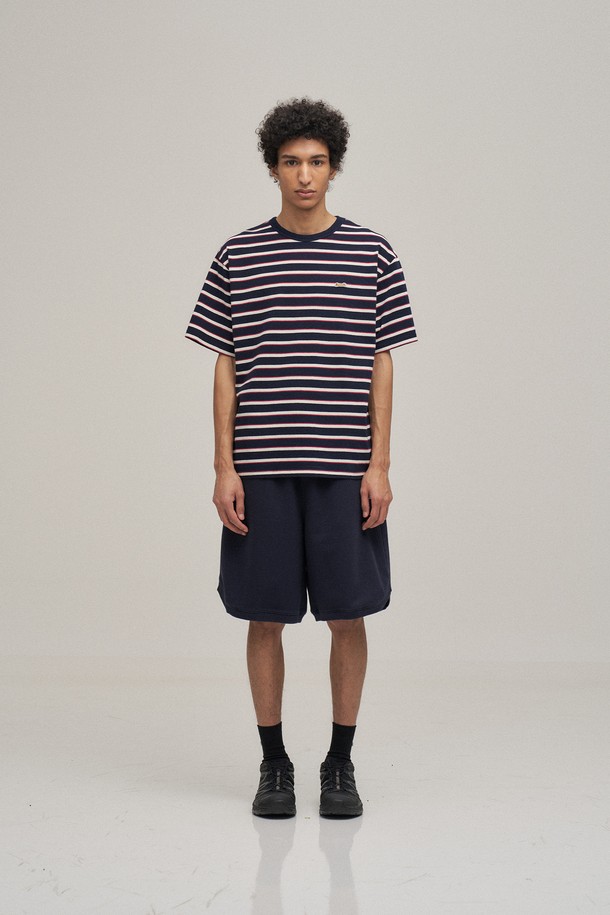 네이비 컬러의 멀티 스트라이프 패턴이 돋보이는 남성용 반팔 티셔츠입니다. 면 100% 소재로 제작되어 부드러운 촉감을 선사하며, 얇은 두께감으로 봄, 여름 시즌에 시원하게 착용하기 좋습니다. 스탠다드핏으로 편안한 착용감을 제공하며, 라운드넥 디자인으로 어떤 스타일에도 잘 어울립니다. 워싱 처리로 자연스러운 멋을 더했으며, 레이어드하여 다양한 스타일을 연출할 수 있습니다. 산책룩, 여행룩 등 캐주얼하고 스포티한 스타일을 즐겨보세요.
