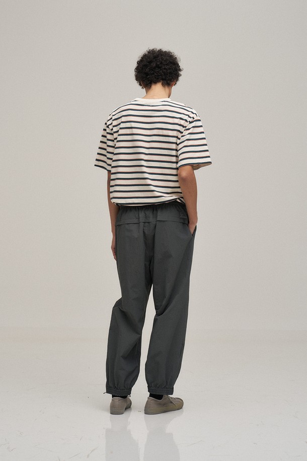 에크루 컬러의 멀티 스트라이프 패턴이 돋보이는 남성용 반팔 티셔츠입니다. 부드러운 촉감의 면 100% 소재로 제작되어 편안한 착용감을 선사하며, 얇은 두께감으로 봄, 여름 시즌에 시원하게 즐길 수 있습니다. 베이직하고 캐주얼한 스타일로, 일상에서 데이트룩, 봄 소풍룩 등 다양한 TPO에 활용하기 좋습니다. 스탠다드 핏과 라운드넥 디자인으로 제작되었으며, 워싱 처리되어 자연스러운 멋을 더합니다. 레이어드하여 더욱 다채로운 스타일링을 연출할 수 있습니다.
