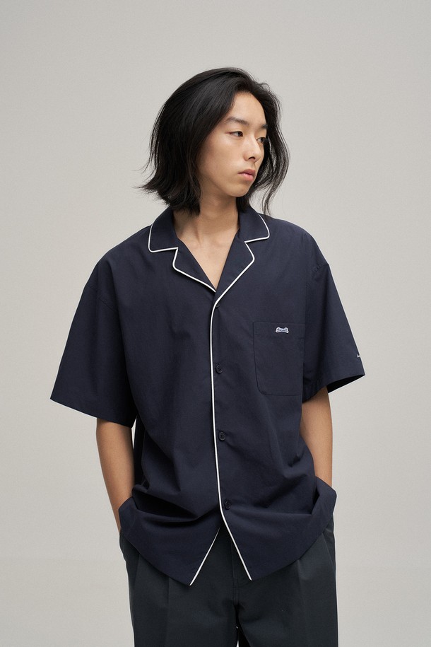 텐셀 파자마 셔츠 (네이비)는 부드러운 촉감의 텐셀 소재로 제작되어 편안한 착용감을 선사합니다. 세미 오버핏으로 제작되어 여유로운 실루엣을 연출하며, 캐주얼, 미니멀, 클래식 스타일을 모두 소화할 수 있습니다. 카라와 앞여밈 부분의 배색 파이핑, 등판 체인 스티치 디테일로 포인트를 더했습니다. 반소매 기장과 얇은 두께로 여름철 집콕룩, 동네 마실룩, 휴가룩 등 다양한 TPO에 활용하기 좋습니다. 네이비 컬러의 로고 패턴으로 심플하면서도 세련된 분위기를 연출합니다.
