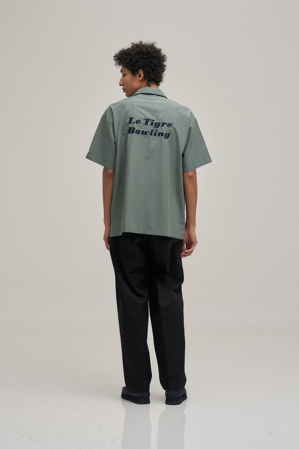 텐셀 파자마 셔츠 (슬레이트 그레이)는 얇은 두께감으로 여름철에도 시원하게 착용 가능한 남성 파자마 셔츠입니다. 부드러운 텐셀 소재를 사용하여 편안한 착용감을 제공하며, 캐주얼, 미니멀, 클래식 스타일을 모두 소화할 수 있습니다. 세미오버핏으로 제작되어 활동성을 높였으며, 파자마 카라와 앞여밈 배색 파이핑, 등판 체인 스티치 디테일로 포인트를 주었습니다. 집콕룩, 동네 마실룩, 휴가룩 등 다양한 TPO에 활용하기 좋은 아이템입니다. 무채색 계열의 슬레이트 그레이 컬러는 어떤 하의와도 잘 어울려 활용도가 높습니다.
