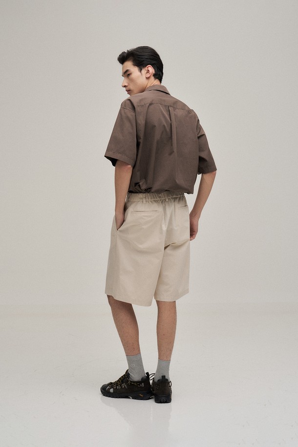 오픈 카라 오버다잉 셔츠 (Mild Brown)는 USA 코튼 100%의 60수 트윌 원단으로 제작되어 부드러운 착용감을 선사합니다. 밀드 브라운 컬러의 셔츠는 가먼트 다잉(Gament Dyeing) 공법으로 빈티지한 무드를 더했으며, 세미 오버핏으로 편안한 착용감을 제공합니다. 여름철, 오픈 카라 디자인과 얇은 두께감으로 시원하게 착용 가능하며, 데이트룩, 카페룩 등 다양한 TPO에 활용할 수 있습니다. 캐주얼, 미니멀, 클래식 스타일을 즐겨 입는 남성분들께 추천하는 아이템입니다.
