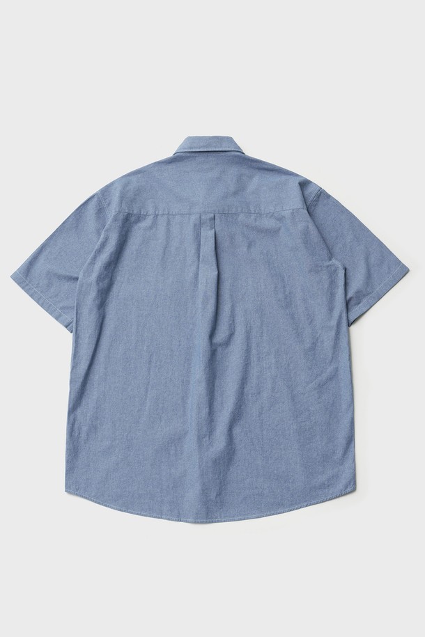 옥스포드 반소매 셔츠 (미드 블루)는 베이직하면서도 캐주얼한 스타일을 연출하는 남성용 셔츠입니다. 봄, 여름 시즌에 적합하며, 스탠다드 핏과 레귤러 기장으로 편안한 착용감을 선사합니다. 면 소재로 제작되어 얇고 시원하며, 데이트룩이나 카페룩에 잘 어울립니다. 가슴 포켓에 로고 자수 디테일, 르티그레 레터링 로고가 각인된 단추로 디자인 포인트를 더했습니다. 미니멀하고 클래식한 무드를 선호하는 분들께 추천합니다.
