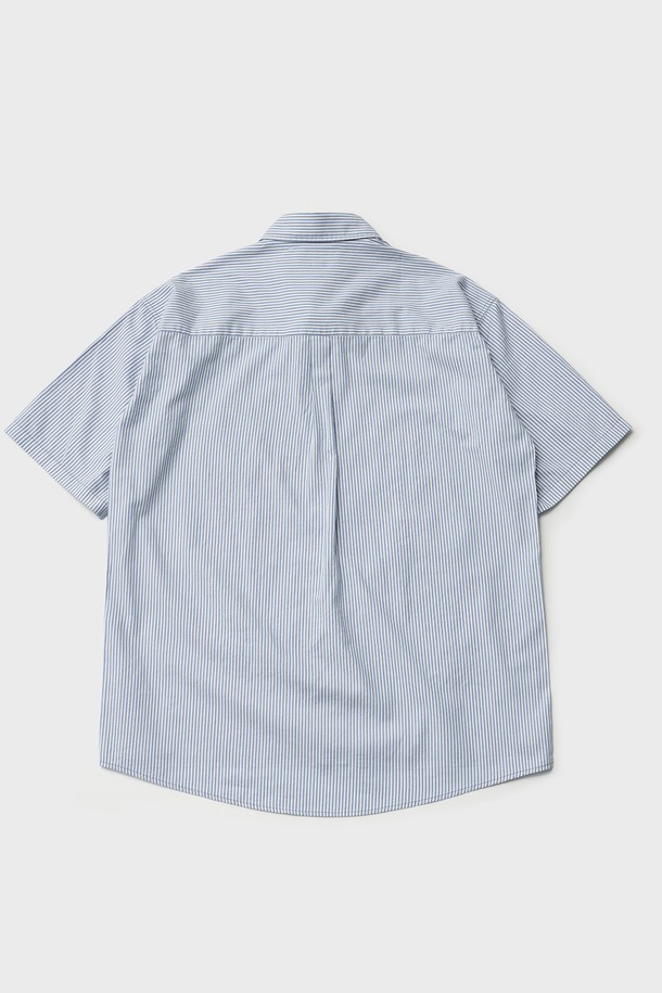 옥스퍼드 반소매 셔츠 (스트라이프)는 남성용 셔츠로, 봄과 여름에 시원하게 착용하기 좋습니다. 베이직하고 캐주얼한 스타일을 연출하며, 데이트룩 또는 카페룩에 적합합니다. 면 소재의 스탠다드핏 레귤러 기장으로 편안한 착용감을 선사합니다. 가슴 포켓에는 로고 자수 디테일이, 단추에는 르티그레 레터링 로고가 있어 포인트를 더합니다. 얇은 두께감과 스트라이프 패턴으로 캐주얼, 미니멀, 클래식 스타일을 모두 소화할 수 있습니다.
