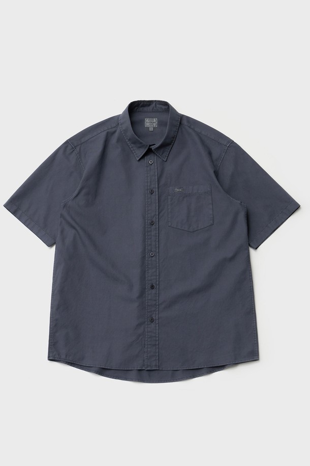 네이비 컬러의 옥스포드 반소매 셔츠입니다. 부드러운 촉감의 40수 면 옥스포드 원단을 사용하여 편안한 착용감을 선사하며, 베이직하고 빈티지한 스타일을 연출합니다. 차이나 칼라 디자인에 스탠다드 핏으로 제작되었으며, 가먼트다잉(Garment Dyeing) 처리를 통해 자연스러운 색감과 빈티지한 매력을 더했습니다. 얇은 두께감으로 봄, 여름철에 시원하게 입을 수 있으며, 포켓 디테일이 실용성을 더했습니다. 데이트룩, 동네 마실룩, 카페룩 등 다양한 TPO에 캐주얼, 클래식, 미니멀 스타일로 활용하기 좋습니다.
