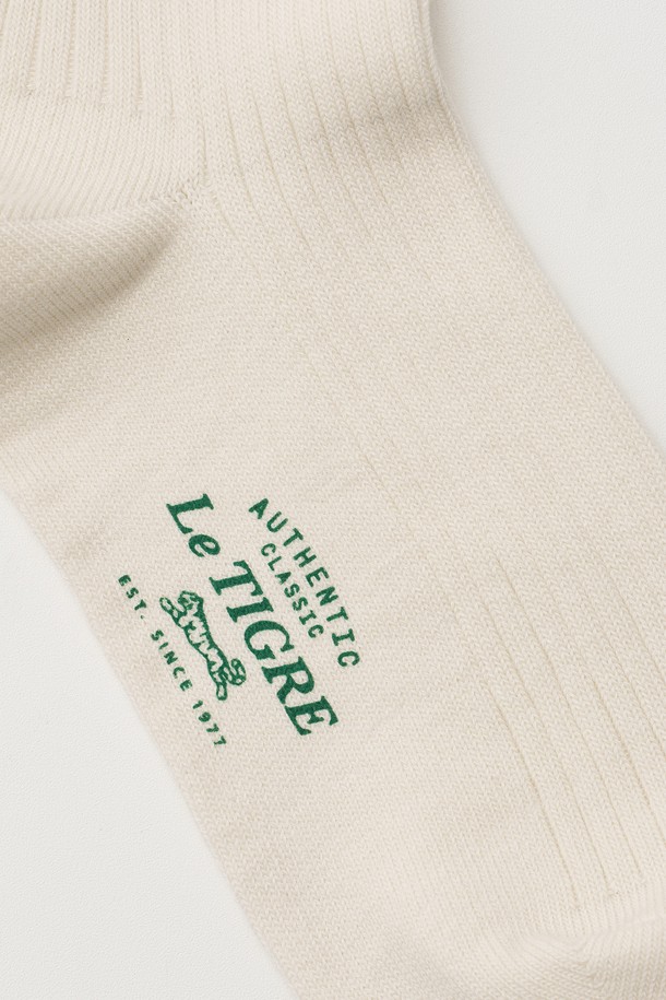 에크루 컬러의 Heritage 골지 양말입니다. 면 소재로 제작되어 사계절 내내 착용 가능하며, 두꺼운 두께감으로 포근함을 더합니다. 캐주얼, 미니멀, 클래식 스타일을 모두 소화하며, 집콕룩, 동네 마실룩, 산책룩에 잘 어울립니다. 측면에 호랑이 자수 와펜이 돋보이며, 발바닥 부분에는 아트웍 프린팅이 더해져 유니크한 디자인을 선사합니다. 더블 실린더 기계 작업과 144침 삭스로 제작되어 높은 퀄리티를 자랑하며, 신축성 있는 소재로 편안하게 착용할 수 있습니다.
