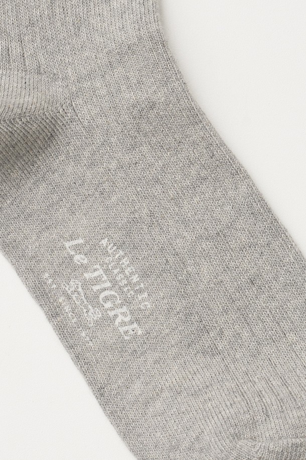 헤리티지 리브드 삭스 (헤더 그레이)는 면 소재로 제작되어 사계절 내내 착용하기 좋은 두꺼운 두께의 양말입니다. 골지 패턴에 신축성이 더해져 편안한 착용감을 선사하며, 측면 르티그레 호랑이 자수와 발바닥 르티그레 아트웍 프린팅으로 포인트를 더했습니다. 더블 실린더 기계 작업과 144침 삭스로 제작되어 높은 퀄리티를 자랑하며, 캐주얼, 미니멀, 클래식 스타일의 옷차림에 잘 어울립니다. 동네 마실룩, 집콕룩, 산책룩 등 다양한 TPO에 활용하여 스타일리시함을 더해보세요.
