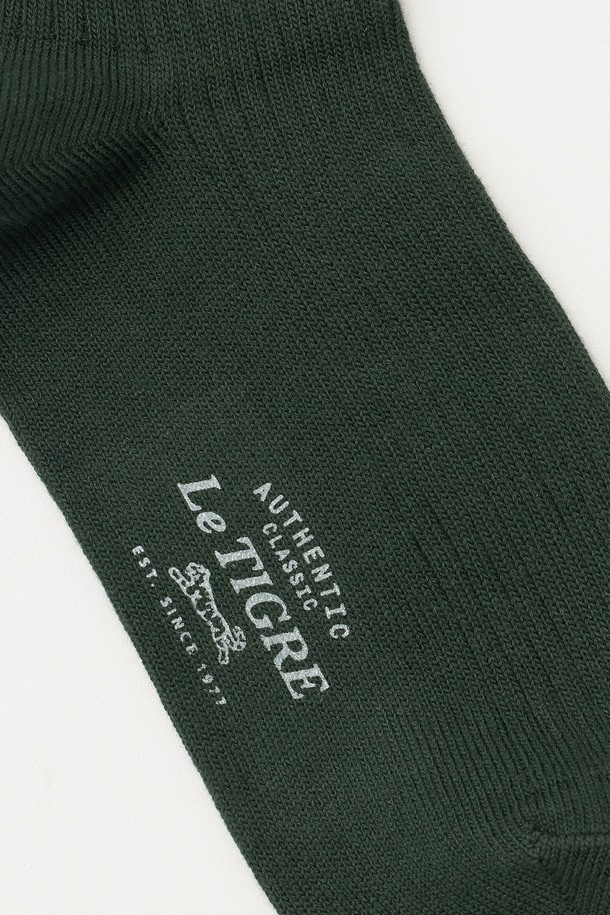 포레스트 컬러의 헤리티지 골지 양말입니다. 면 소재로 제작되어 사계절 내내 착용 가능하며, 두꺼운 두께감으로 편안한 착용감을 제공합니다. 측면에 호랑이 자수, 발바닥 아트웍 프린팅, 그리고 더블 실린더 기계 작업과 144침 삭스로 섬세하게 제작되었습니다. 신축성이 뛰어나 활동성을 보장하며, 캐주얼, 미니멀, 클래식 스타일의 옷차림에 잘 어울립니다. 동네 마실룩, 산책룩, 집콕룩 등 다양한 TPO에 활용해보세요.
