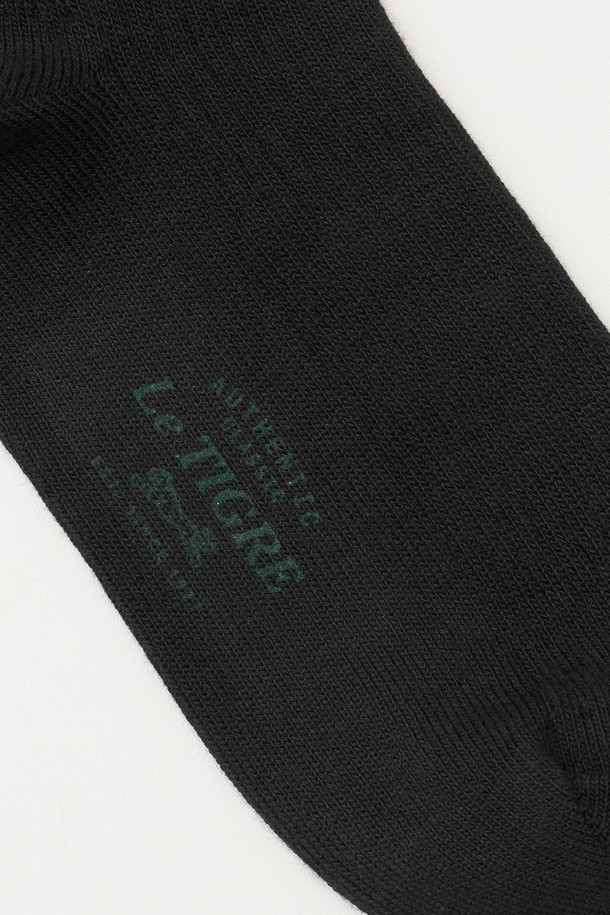 헤리티지 골지 양말 (블랙)은 사계절용 공용 양말로, 캐주얼, 미니멀, 스트리트 스타일을 즐기는 분들께 추천합니다. 두꺼운 두께감의 면 소재로 제작되어 편안한 착용감을 선사하며, 신축성이 뛰어나 활동성을 보장합니다. 측면 호랑이 자수 와펜과 발바닥 아트웍 프린팅, 골지 패턴, 로고 디자인으로 포인트를 더했습니다. 더블 실린더 기계 작업과 144침 삭스로 제작되어, 섬세하고 튼튼한 내구성을 자랑하는 데일리 양말입니다.
