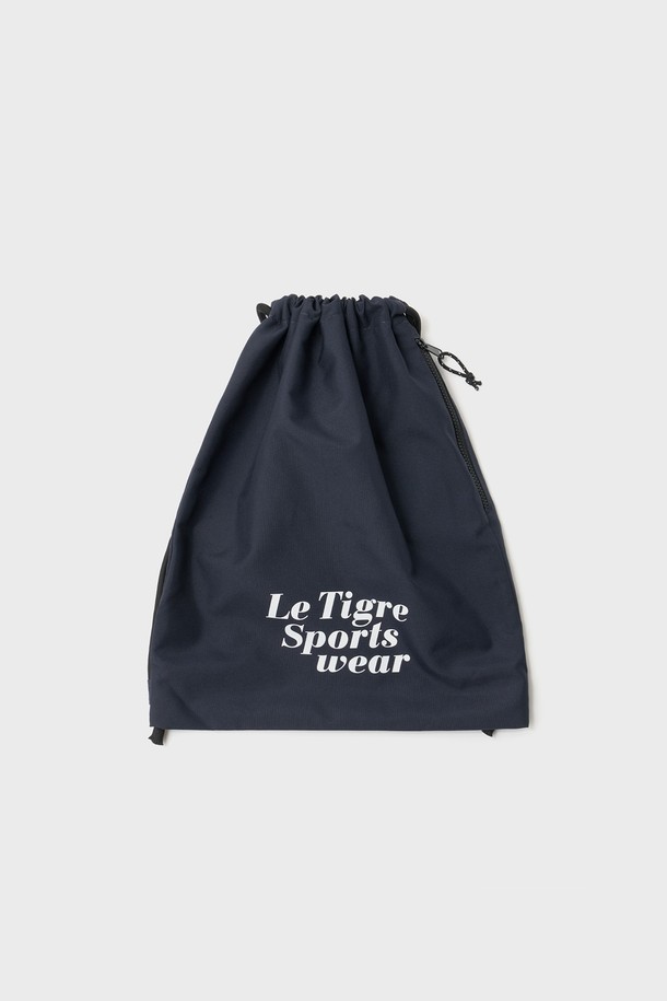 네이비 컬러의 Draw string 짐색 (스포츠 로고)입니다. 미디엄 사이즈의 나일론 소재로 제작되었으며, 스트링으로 사이즈 조절이 가능합니다. 짐색 전면에 지퍼 포켓이 있어 수납력을 높였으며, 사각 형태에 로고와 레터링 패턴이 특징입니다. 스포츠 활동이나 일상에서도 활용하기 좋은 캐주얼, 스포티, 미니멀 스타일의 가방으로, 여행룩과 피트니스룩에 잘 어울립니다.
