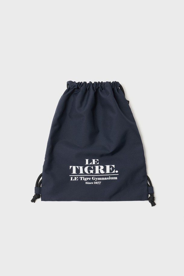 네이비 컬러의 짐 로고 드로우 스트링 짐색입니다. 나일론 소재로 제작되어 튼튼하며, 미디엄 사이즈로 피트니스 및 일상에서 활용하기 좋습니다. 사각 형태에 로고 프린트와 레터링 디자인으로 포인트를 주었으며, 전면 지퍼 수납공간과 후면 레터링 전사 프린트가 특징입니다. 스트링 길이 조절이 가능하며, 조임용 끈과 지퍼형 잠금 방식으로 내용물을 안전하게 보관할 수 있습니다. 가로 38.5cm, 세로 47cm의 넉넉한 수납공간으로, 스포티하고 미니멀한 피트니스룩을 연출하기에 적합합니다.
