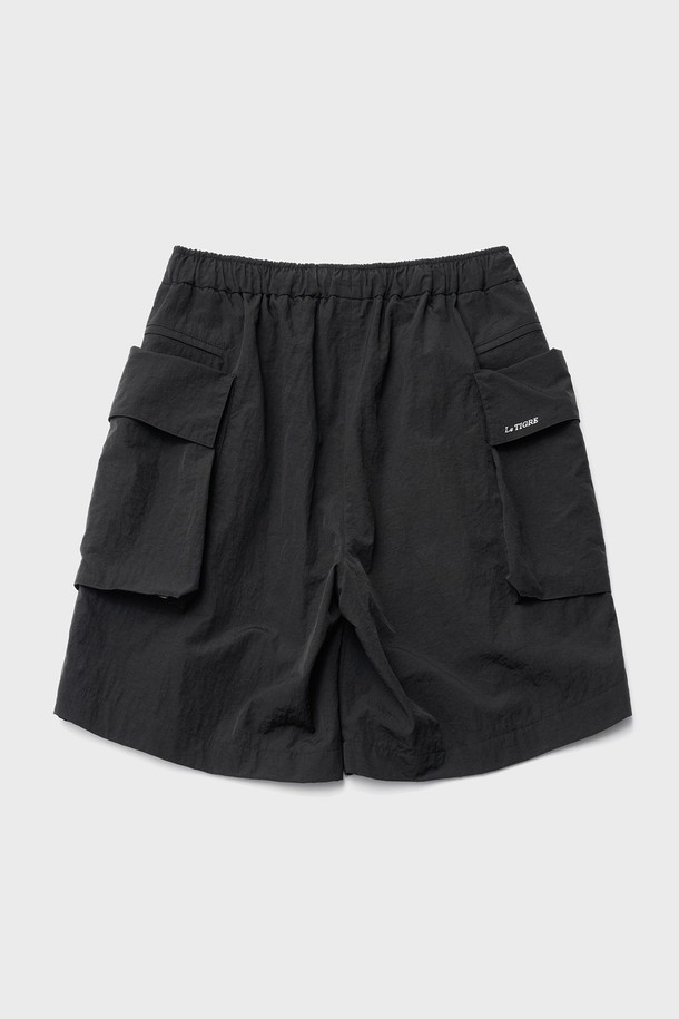 모던 카고 쇼츠 (블랙)는 편안함과 스타일을 모두 갖춘 남성용 반바지입니다. 나일론 소재로 제작되어 부드러운 촉감과 와이드 핏, 루즈핏으로 편안한 착용감을 선사합니다. 허리 스트링과 아웃포켓 디자인, 로고 장식, 선그립 디테일이 특징이며, 일상 및 캐주얼, 여행이나 휴가룩으로 활용하기 좋습니다. 봄, 여름 시즌에 어울리는 블랙 컬러의 무지 반바지로, 스트릿, 캐주얼, 시티보이 스타일을 연출하기에 좋습니다. 밴딩 처리로 편안하게 착용할 수 있습니다.
