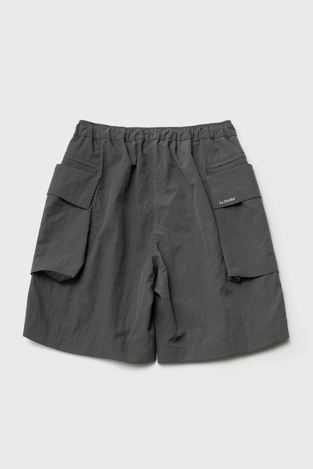 모던 카고 쇼츠 (프로스트 그레이)는 시원하고 편안한 여름 스타일을 위한 완벽한 선택입니다. 루즈핏 와이드 실루엣에 부드러운 나일론 소재를 사용하여 편안한 착용감을 선사하며, 허리 스트링과 밴딩 처리로 활동성을 높였습니다. 톤온톤의 무지 디자인에 아웃포켓과 로고 와펜, 로고 자수 디테일로 스트릿 무드를 더했습니다. 캐주얼, 스트리트, 미니멀 스타일을 즐기는 남녀 모두에게 어울리며, 일상, 여행, 휴가 등 다양한 TPO에 활용하기 좋습니다.

